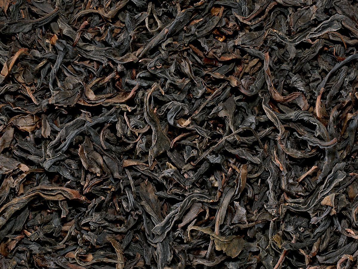 Tumma ja pitkälehtinen oolong tee Kiinan vuoristosta