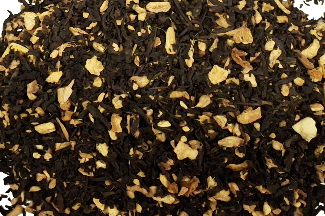 Mustaa irtoteetä jossa seassa pieniä vaaleita paloja kuivattua inkivääriä ja sitruunankuorta