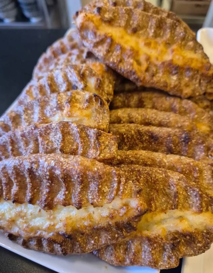 paistettuja käsintehtyjä karjalanpiirakoita