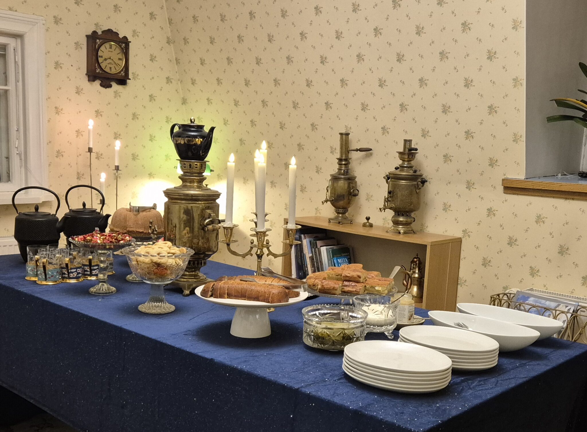 Kattaus teetä ja herkkuja